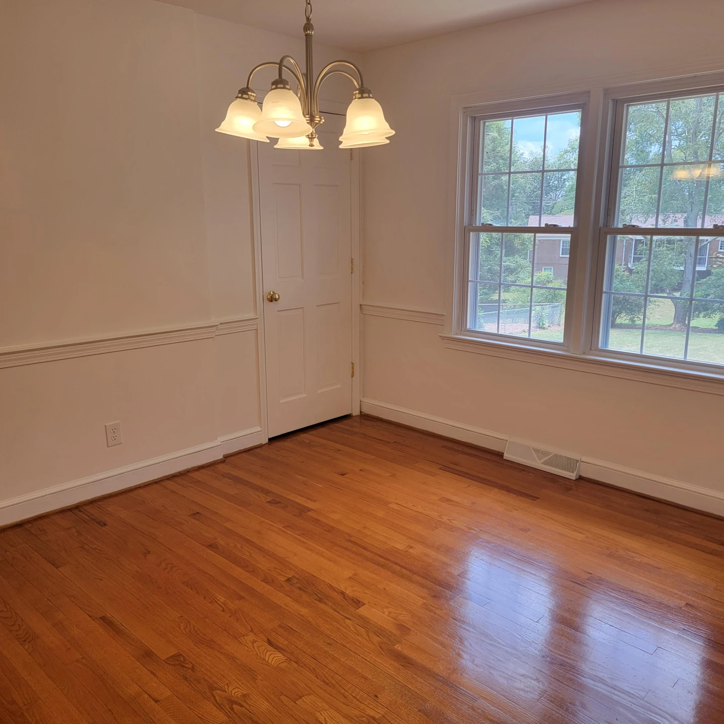1504 Meadowview LN - Photo 5