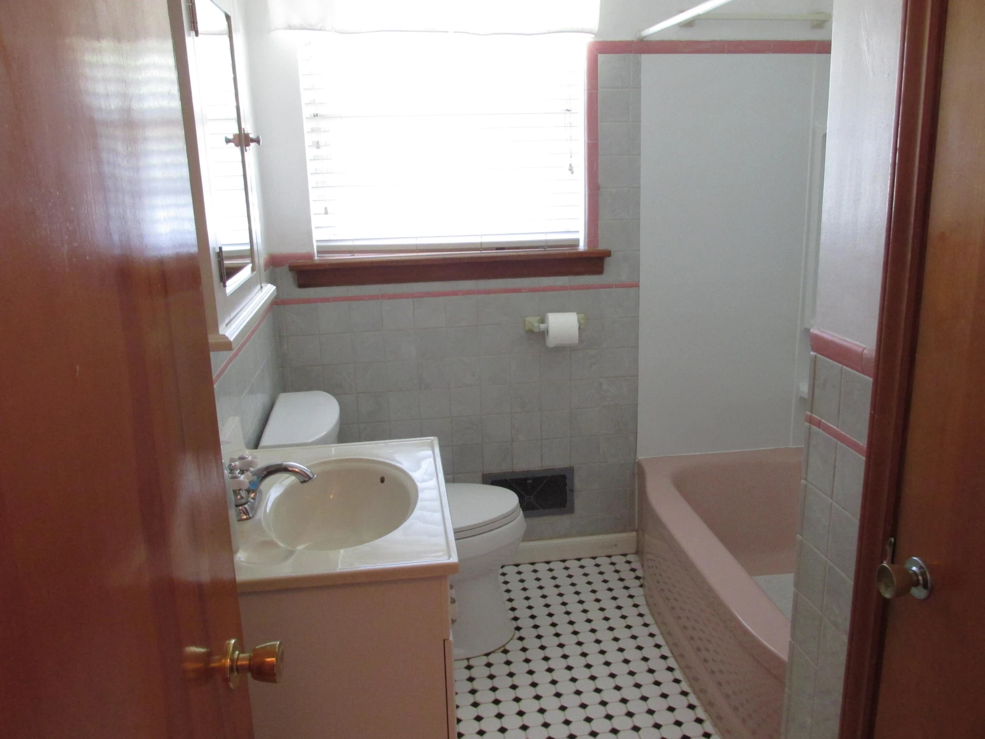 2122 Windsor AVE - Photo 10
