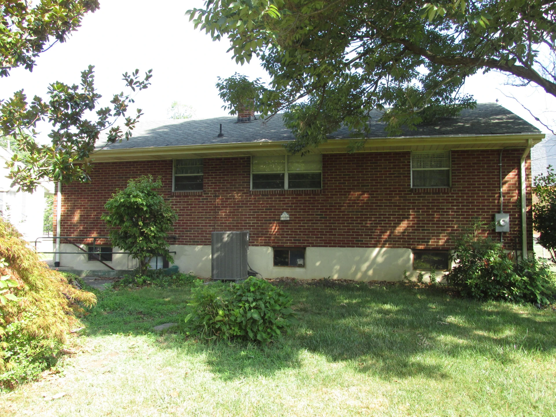 2122 Windsor AVE - Photo 3