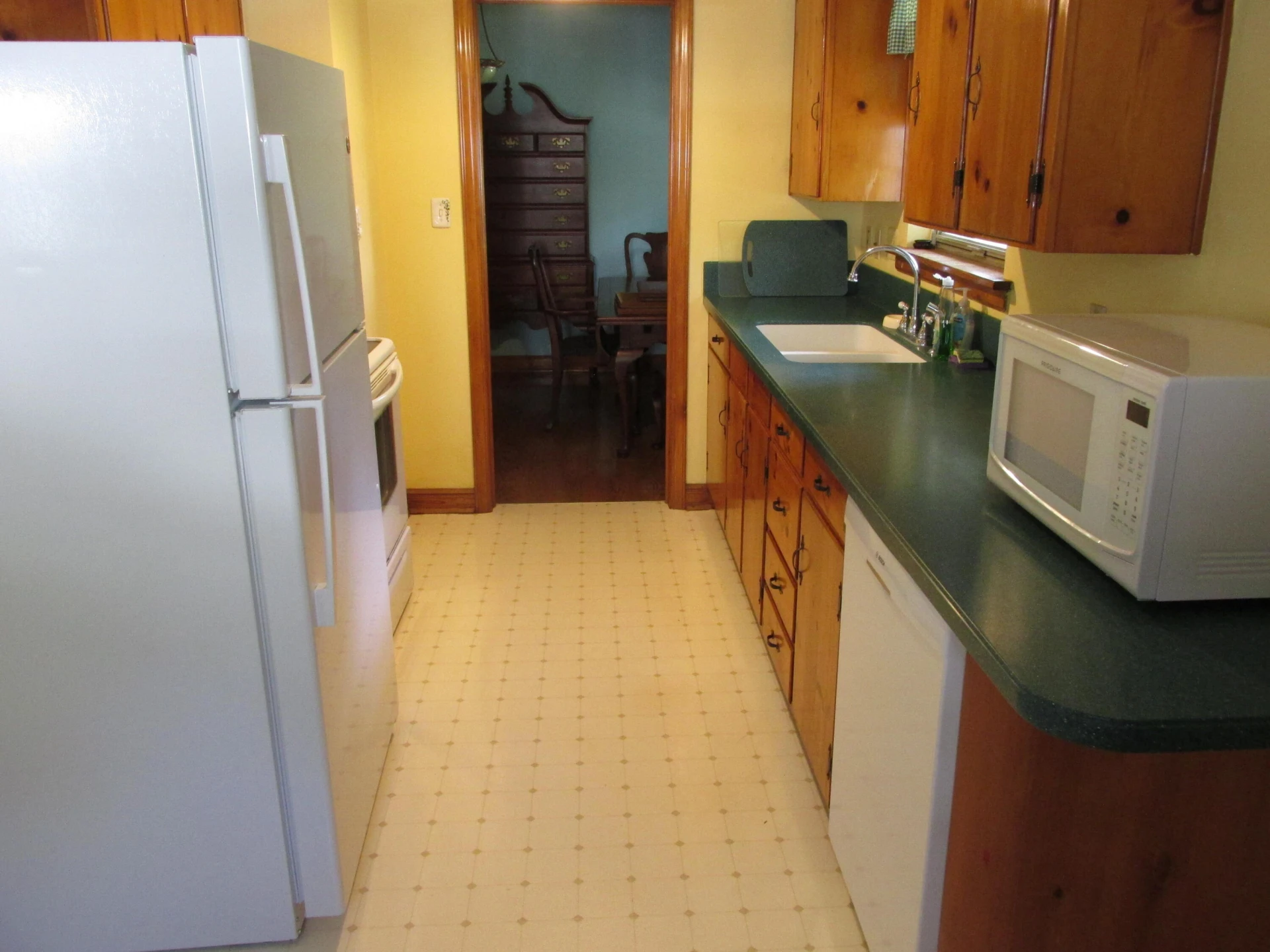 2122 Windsor AVE - Photo 7
