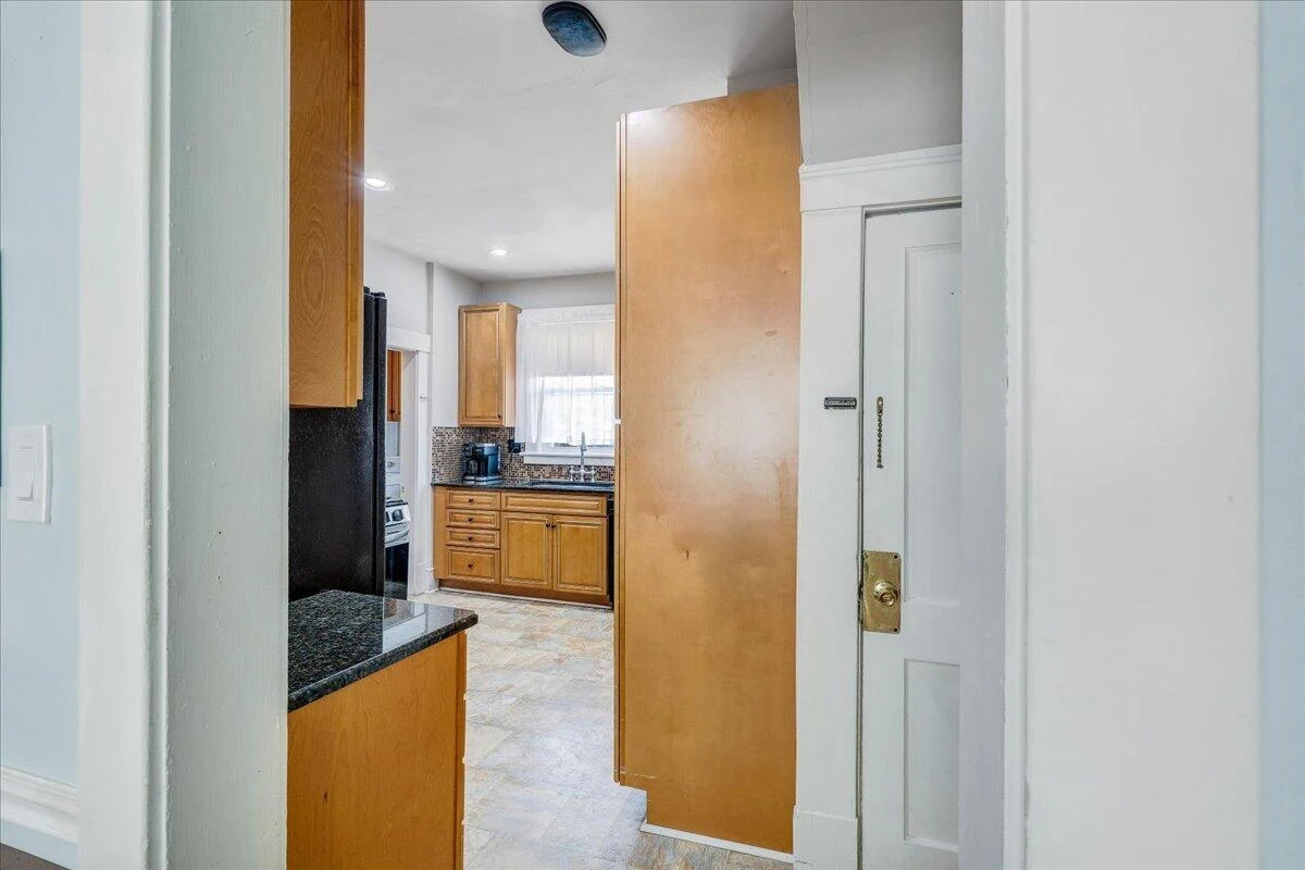 2040 Berkley AVE SW - Photo 18