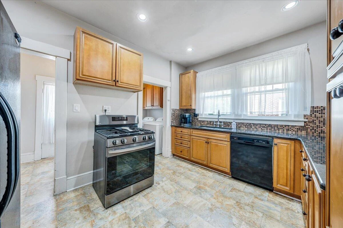 2040 Berkley AVE SW - Photo 19