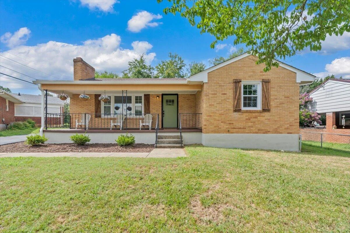 3308 Frontier RD NW