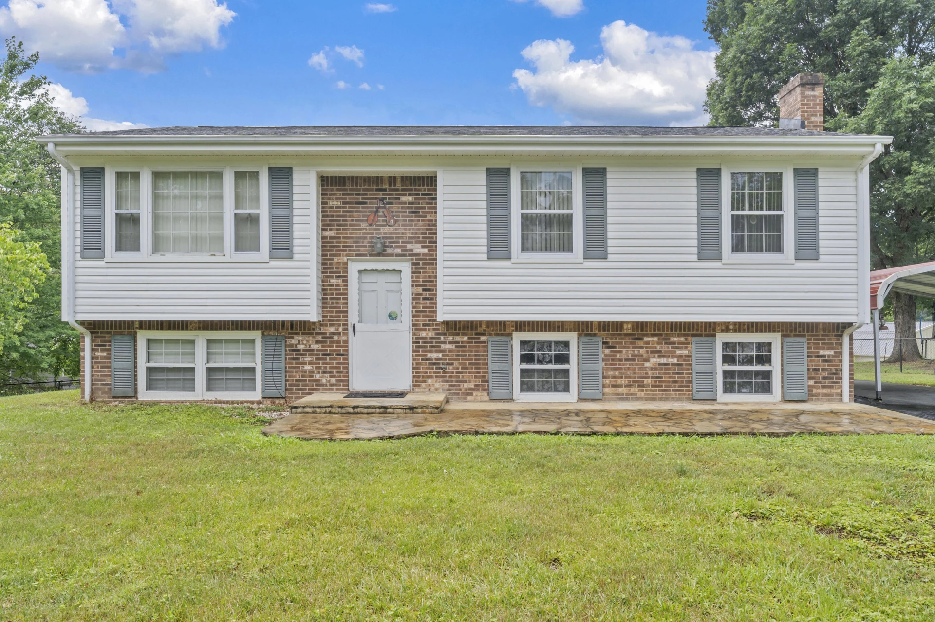 838 Pinewood DR NW