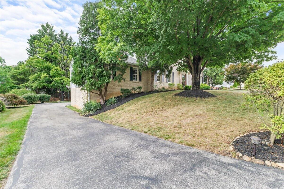 1719 Kingsmill DR - Photo 2