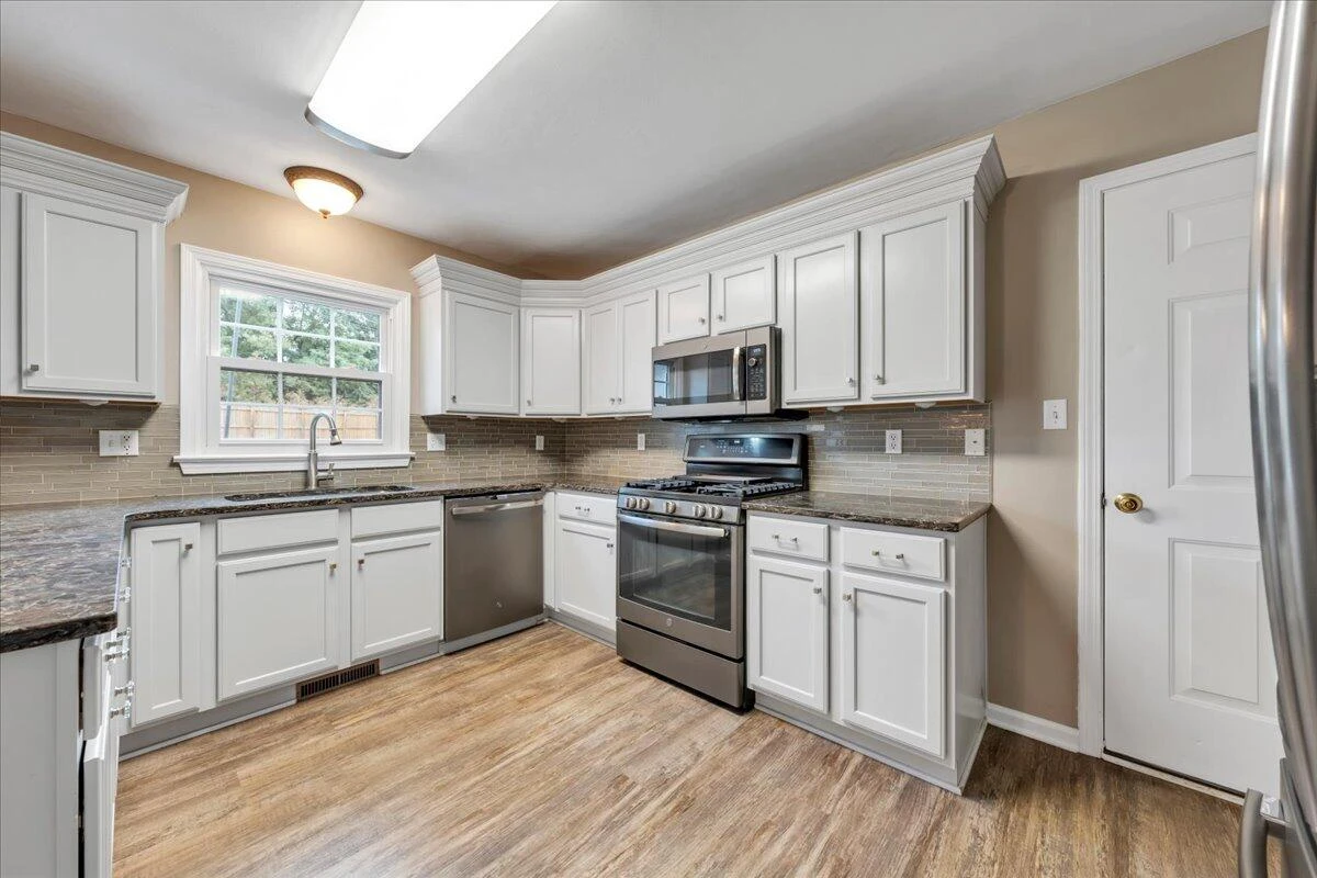 820 Harmon CIR - Photo 16