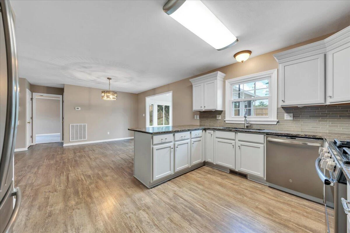 820 Harmon CIR - Photo 18