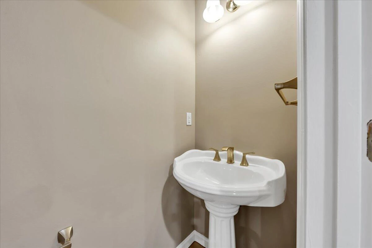 820 Harmon CIR - Photo 40