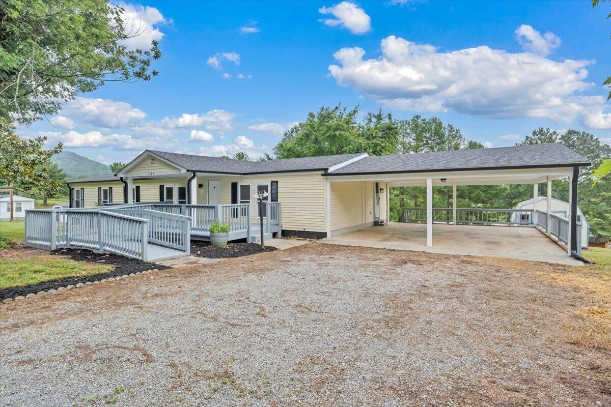 104 Fresh Meadow LN