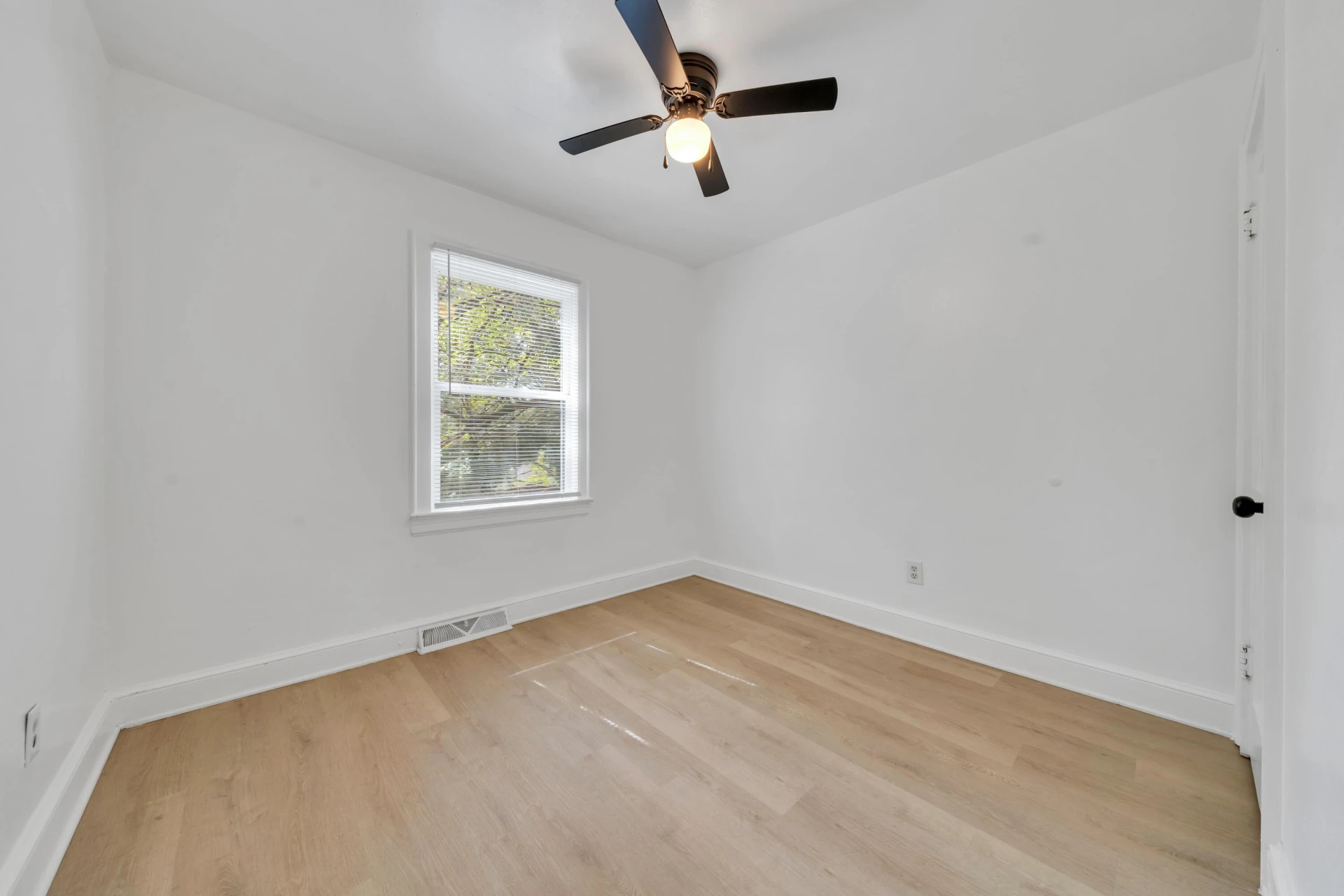 1301 Monroe ST NW - Photo 14