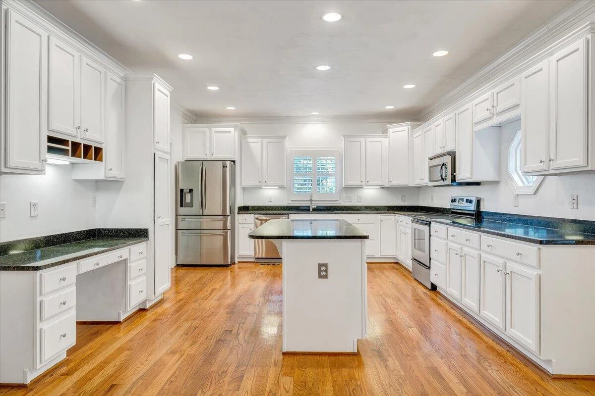 706 Bradford CIR - Photo 10