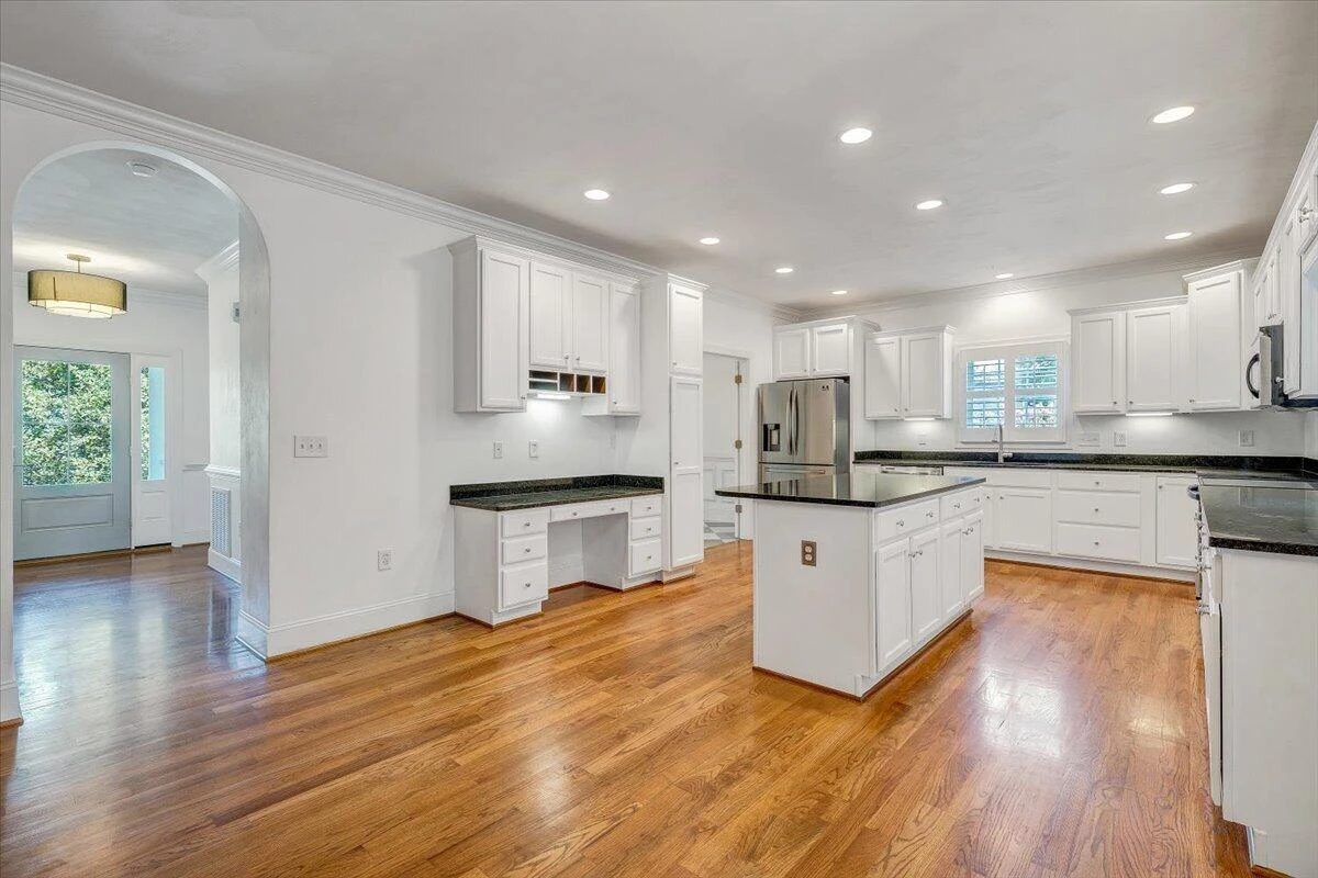 706 Bradford CIR - Photo 11