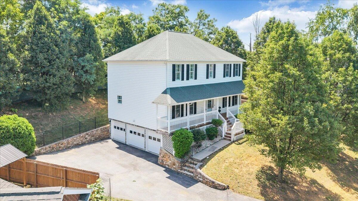 706 Bradford CIR - Photo 2