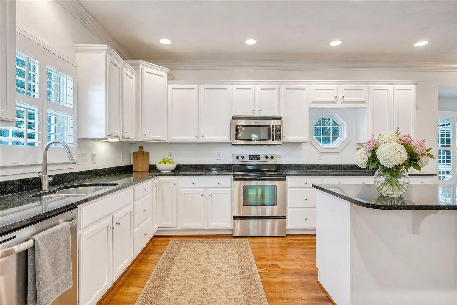 706 Bradford CIR - Photo 9