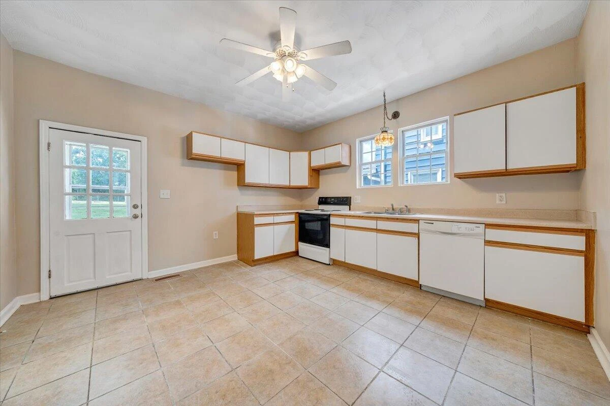 425 Jefferson AVE - Photo 17