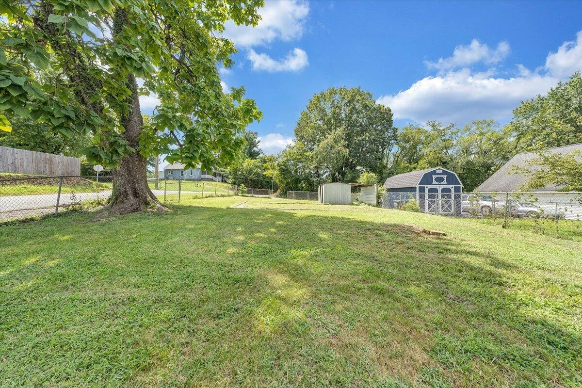 425 Jefferson AVE - Photo 2