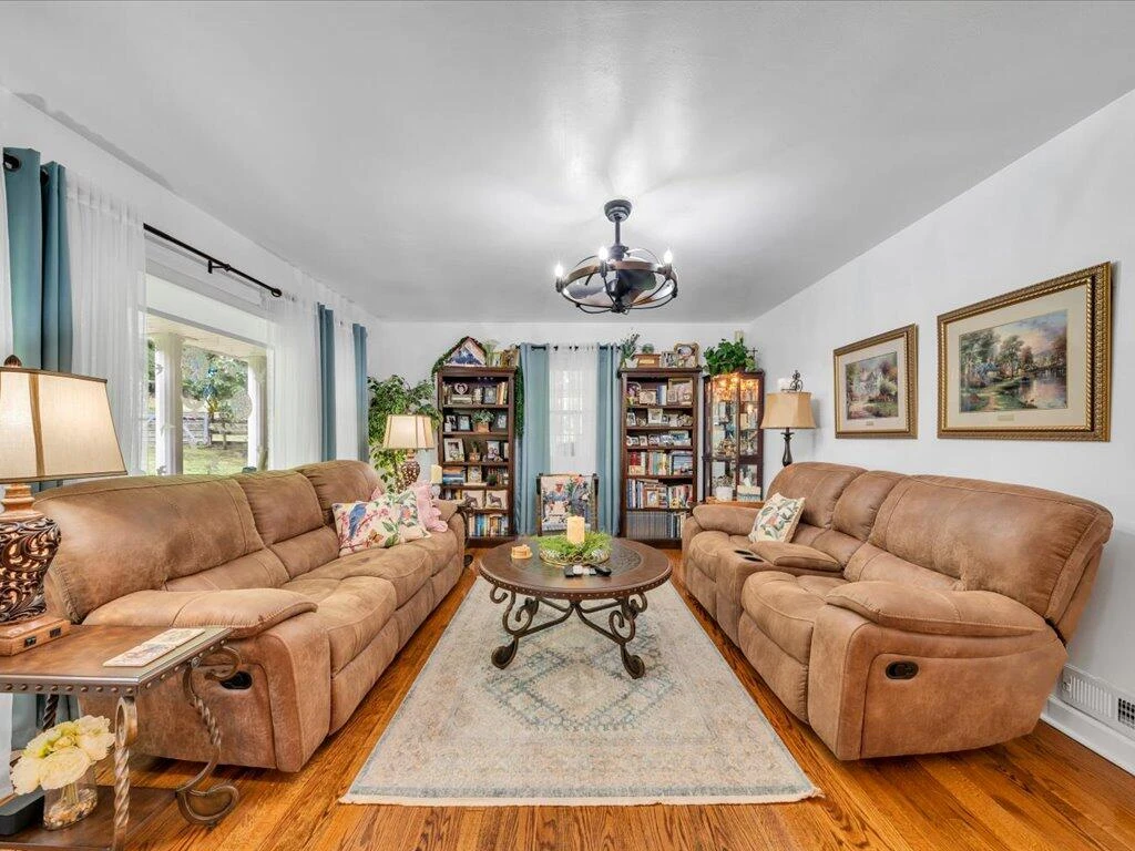 21 Thomas RD - Photo 4