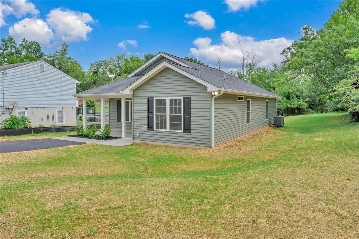 727 Peck ST NW - Photo 36