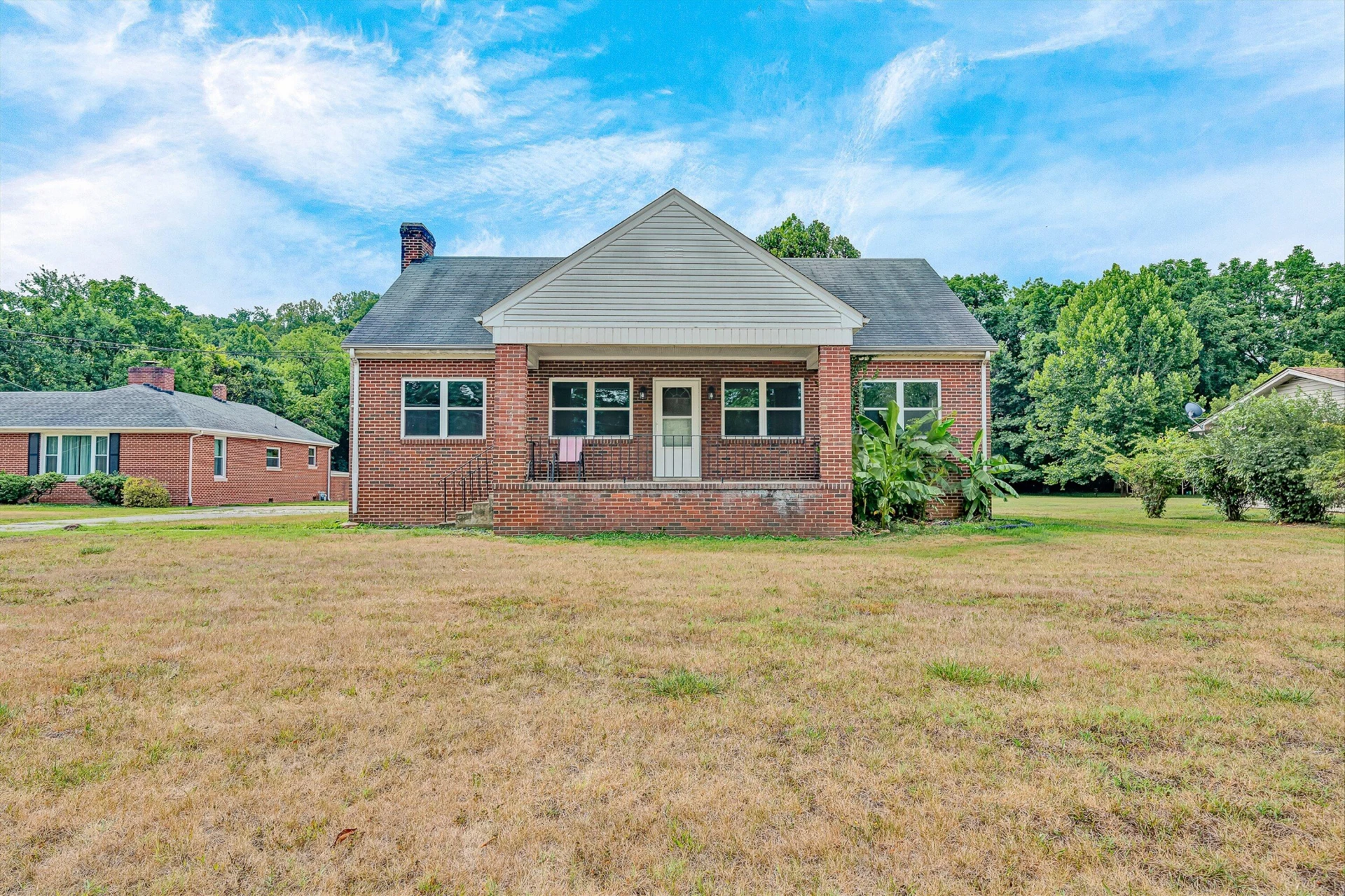 2362 W Riverside DR - Photo 2
