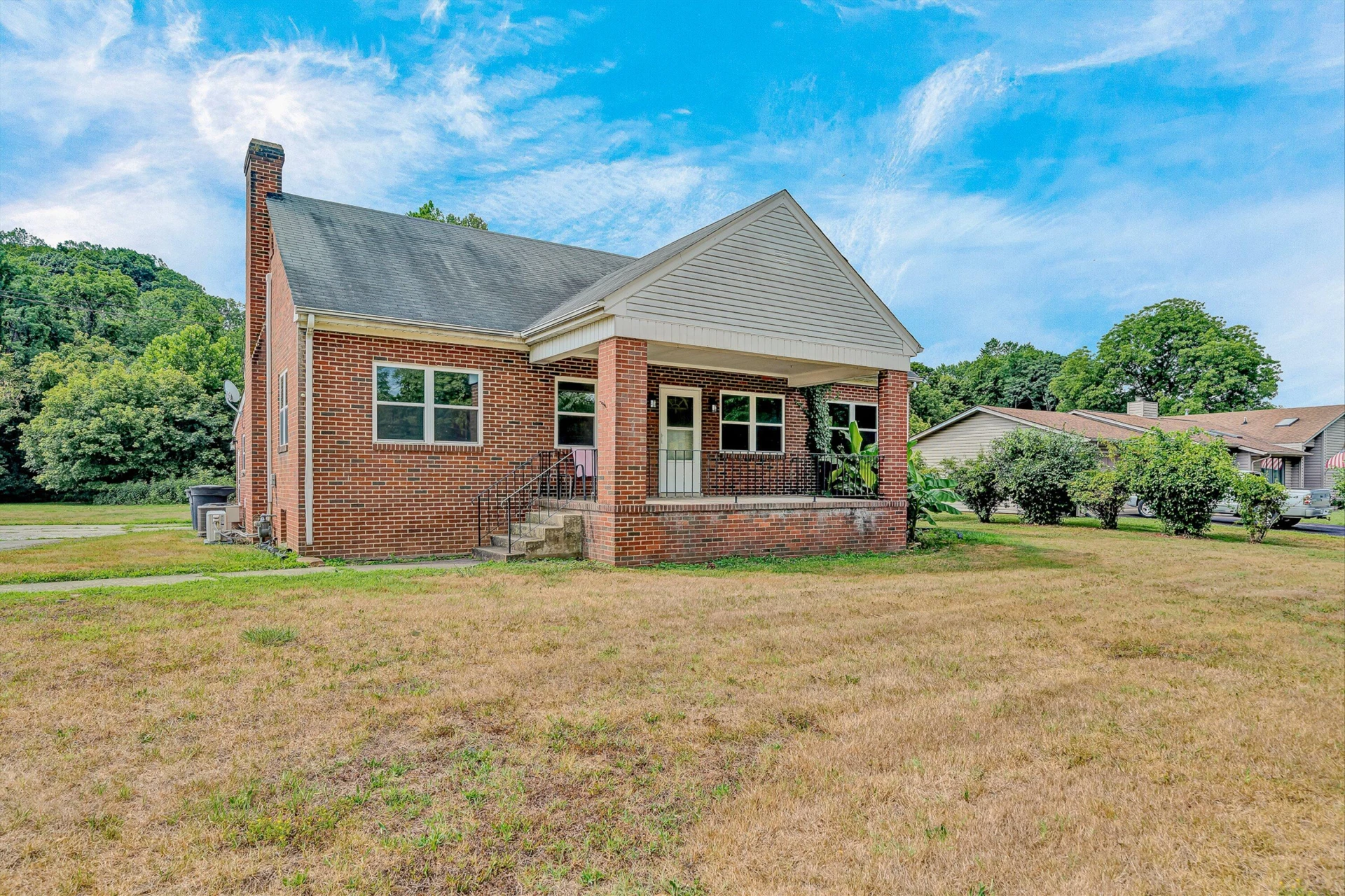 2362 W Riverside DR - Photo 3