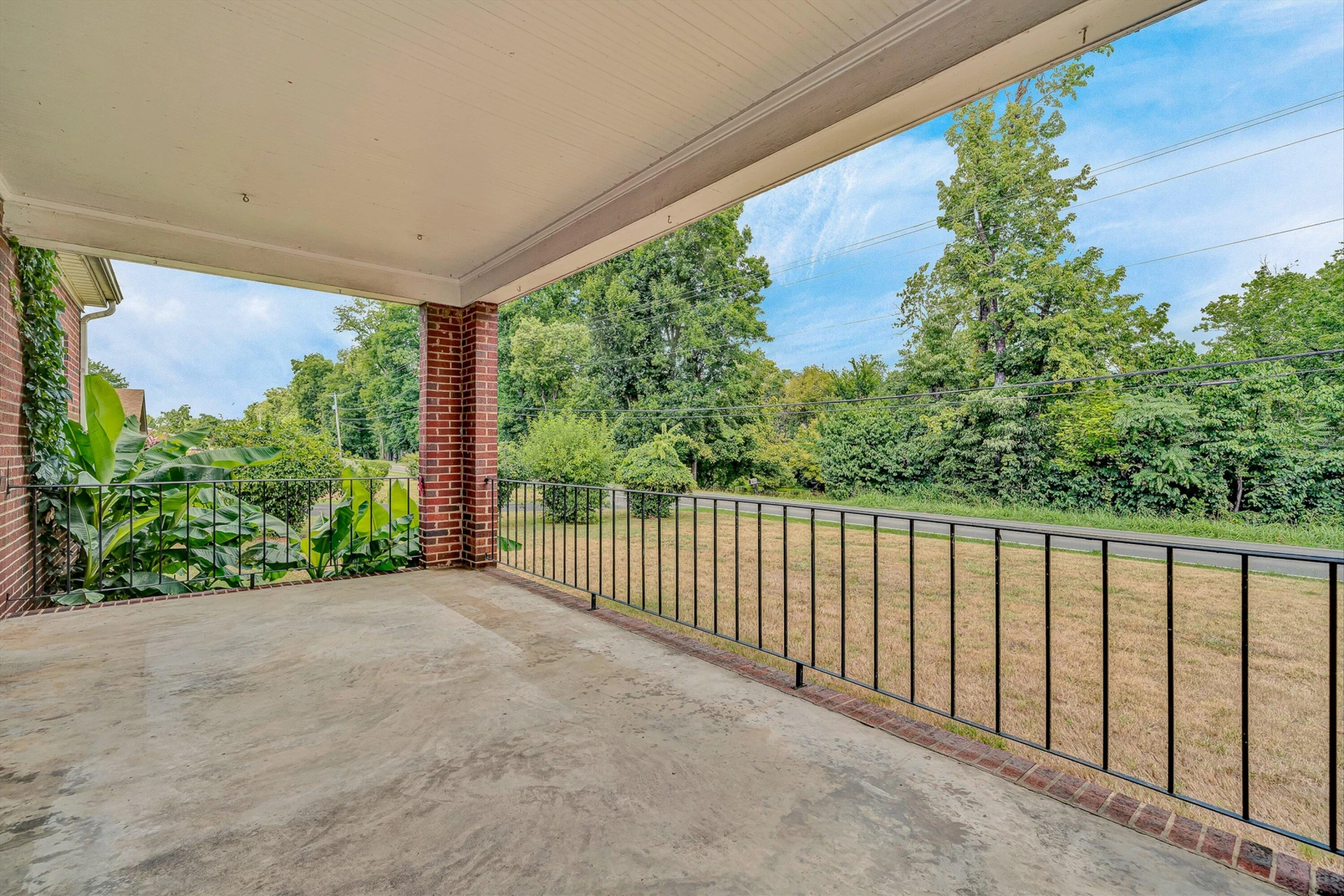 2362 W Riverside DR - Photo 4