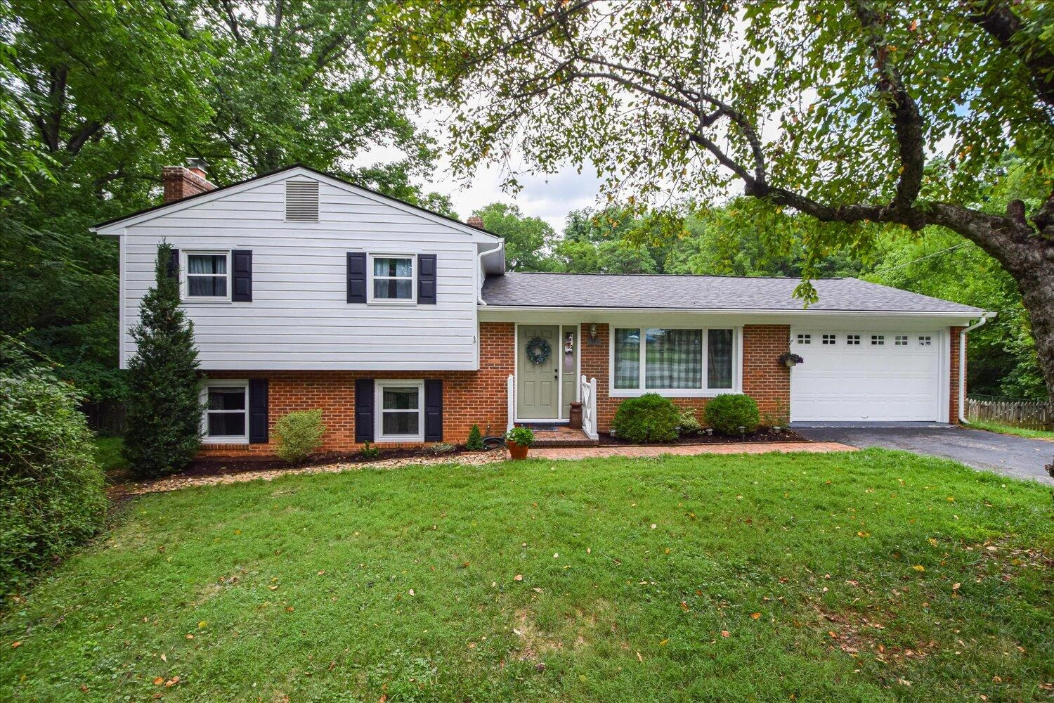 852 Austin AVE