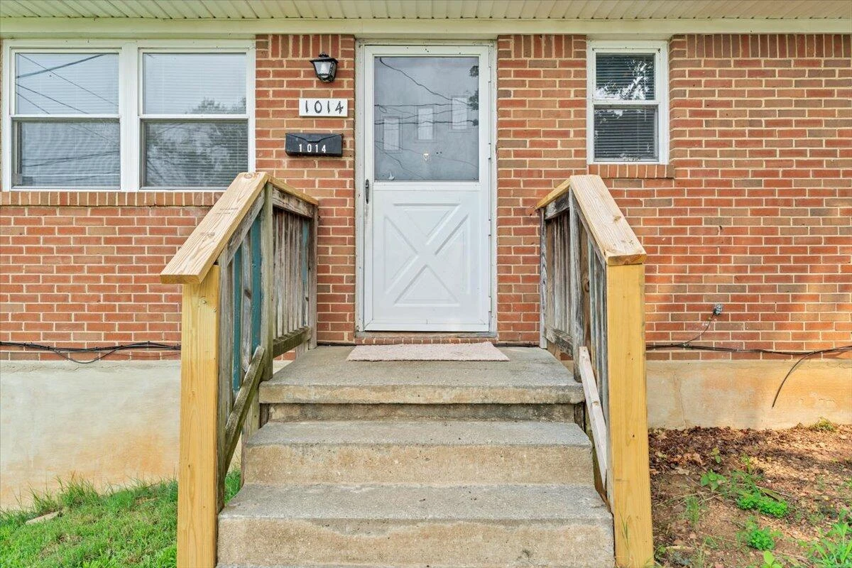1016 Woodrow AVE SE - Photo 2