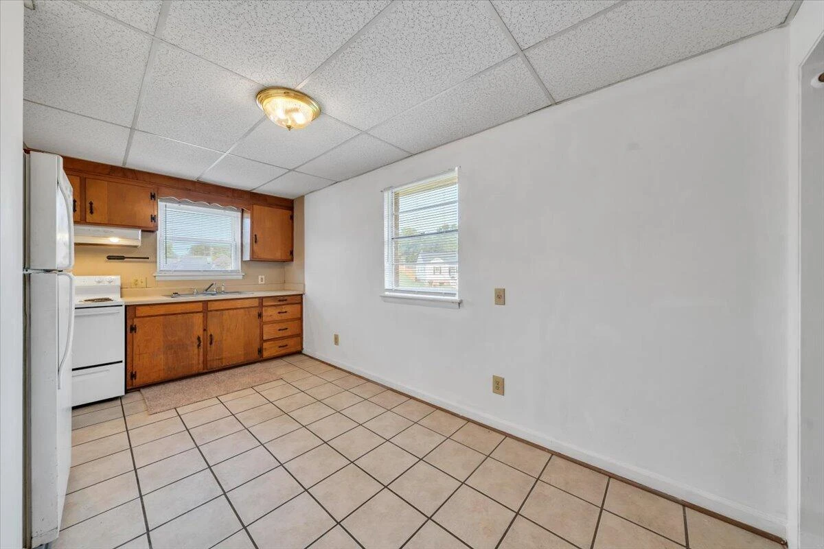 1016 Woodrow AVE SE - Photo 7