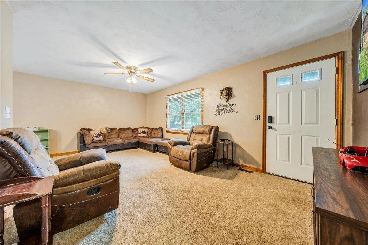 252 Copperfield RD - Photo 3