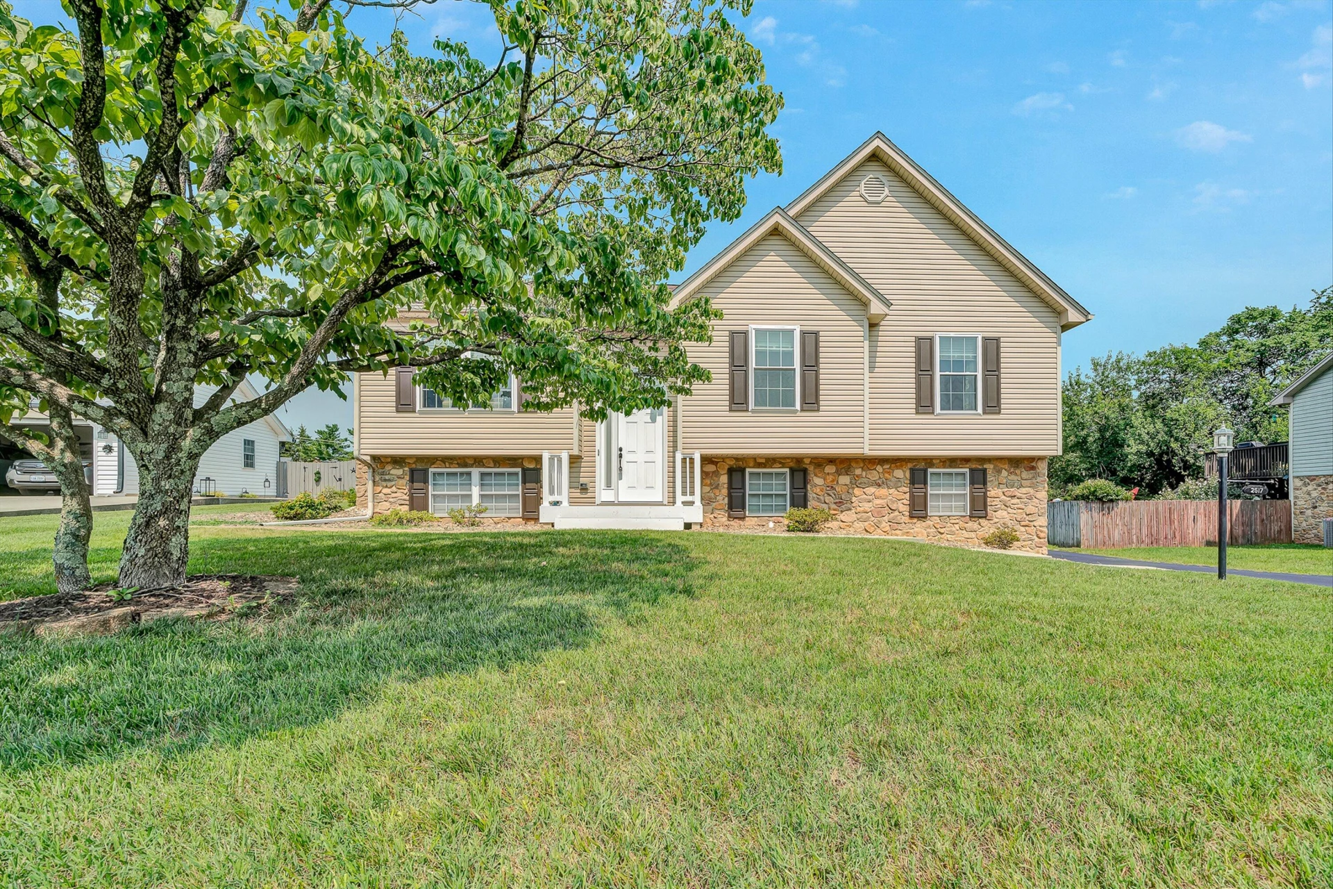 2517 Bloomfield AVE