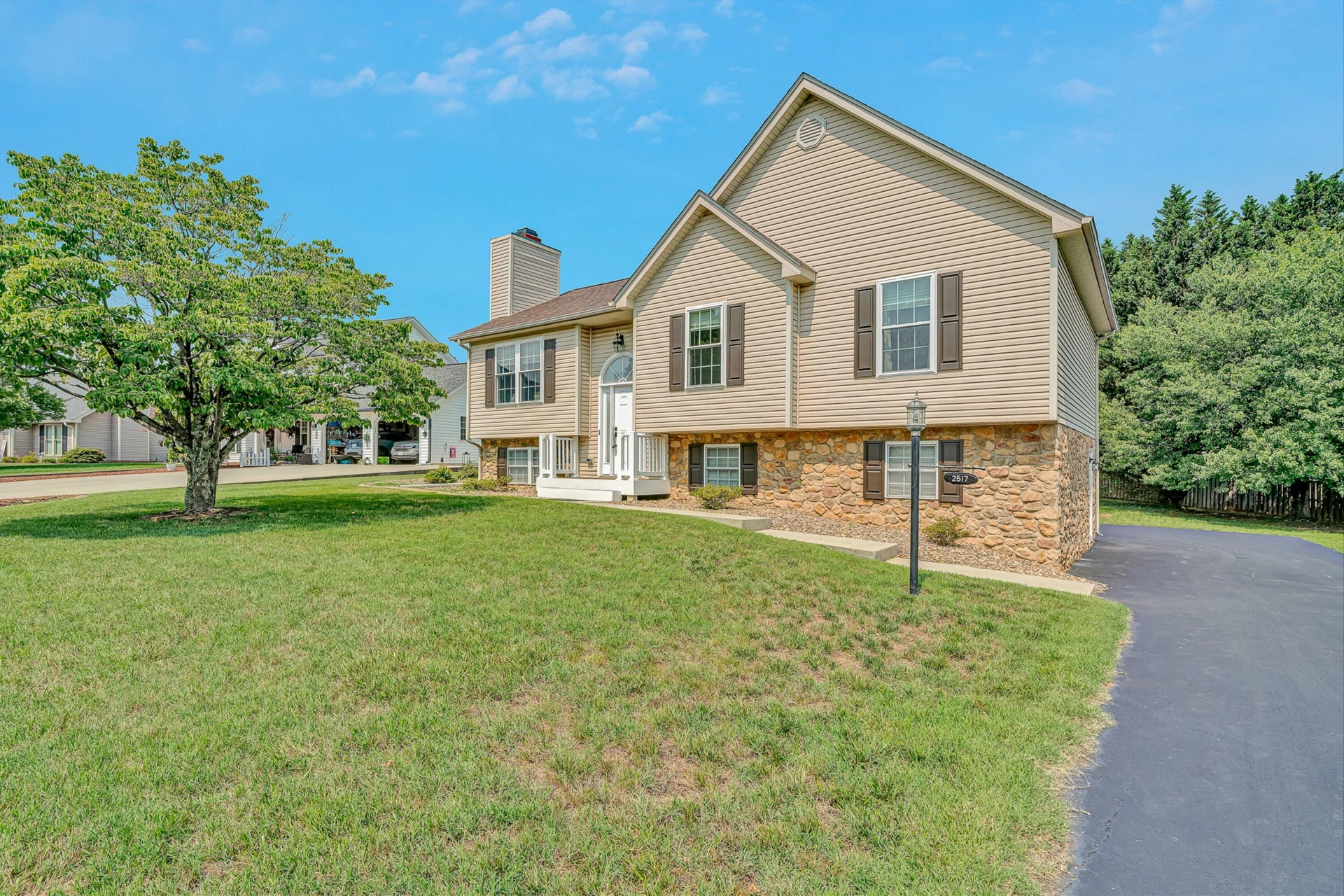 2517 Bloomfield AVE - Photo 2