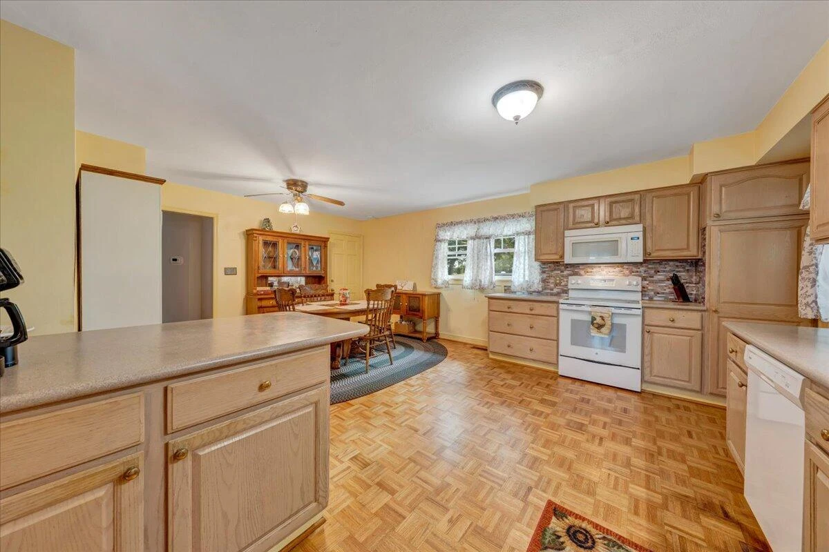 1544 Newton CIR - Photo 10