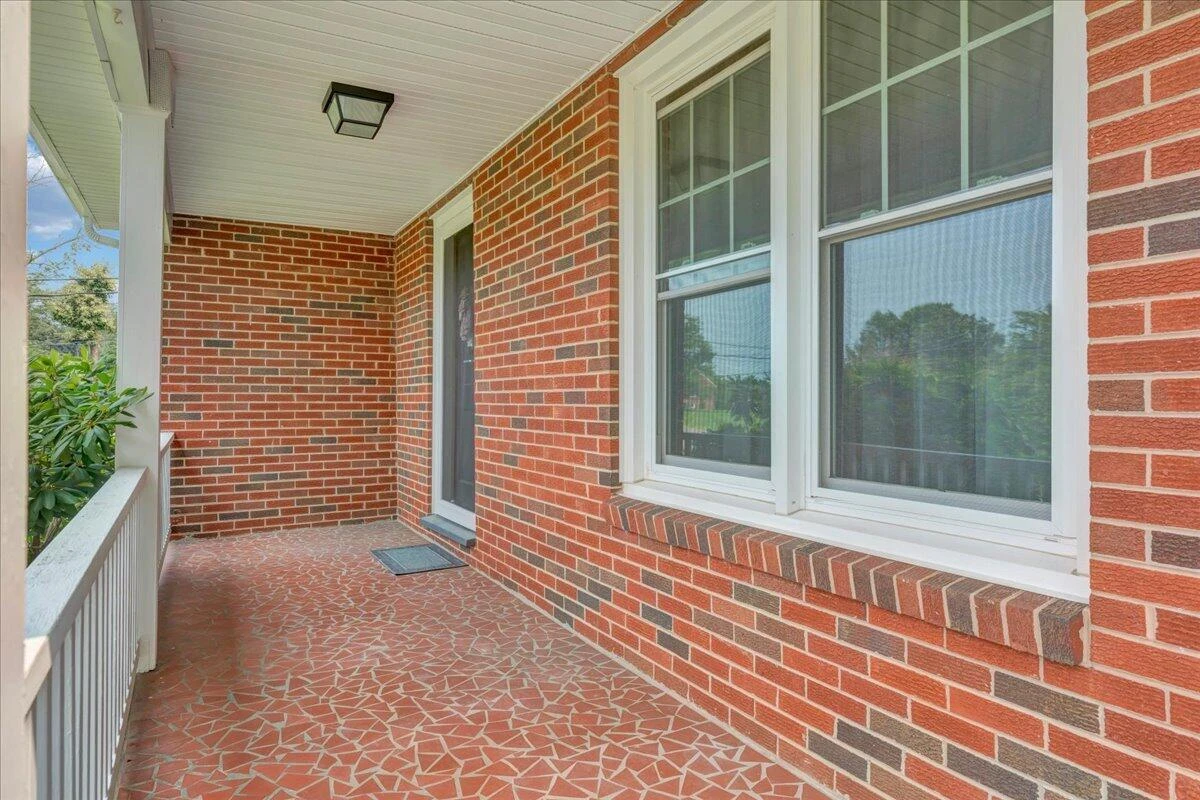 1544 Newton CIR - Photo 3