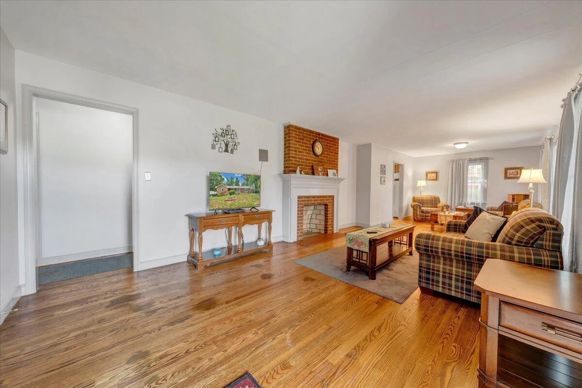 1544 Newton CIR - Photo 4