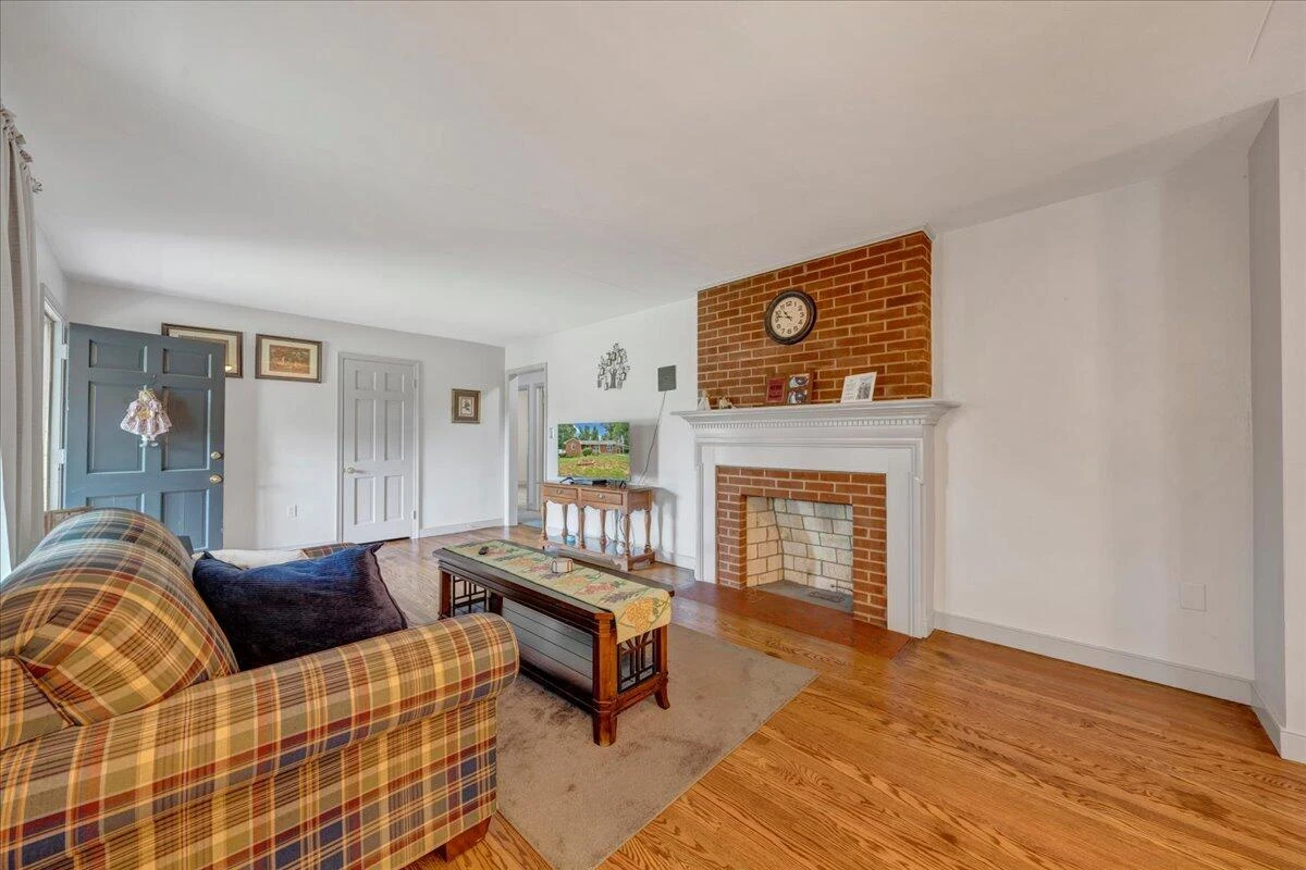 1544 Newton CIR - Photo 8