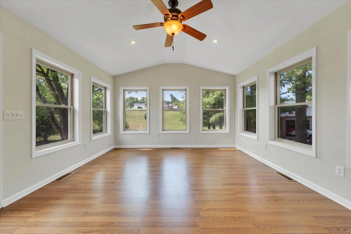 621 Bonnie LN - Photo 17