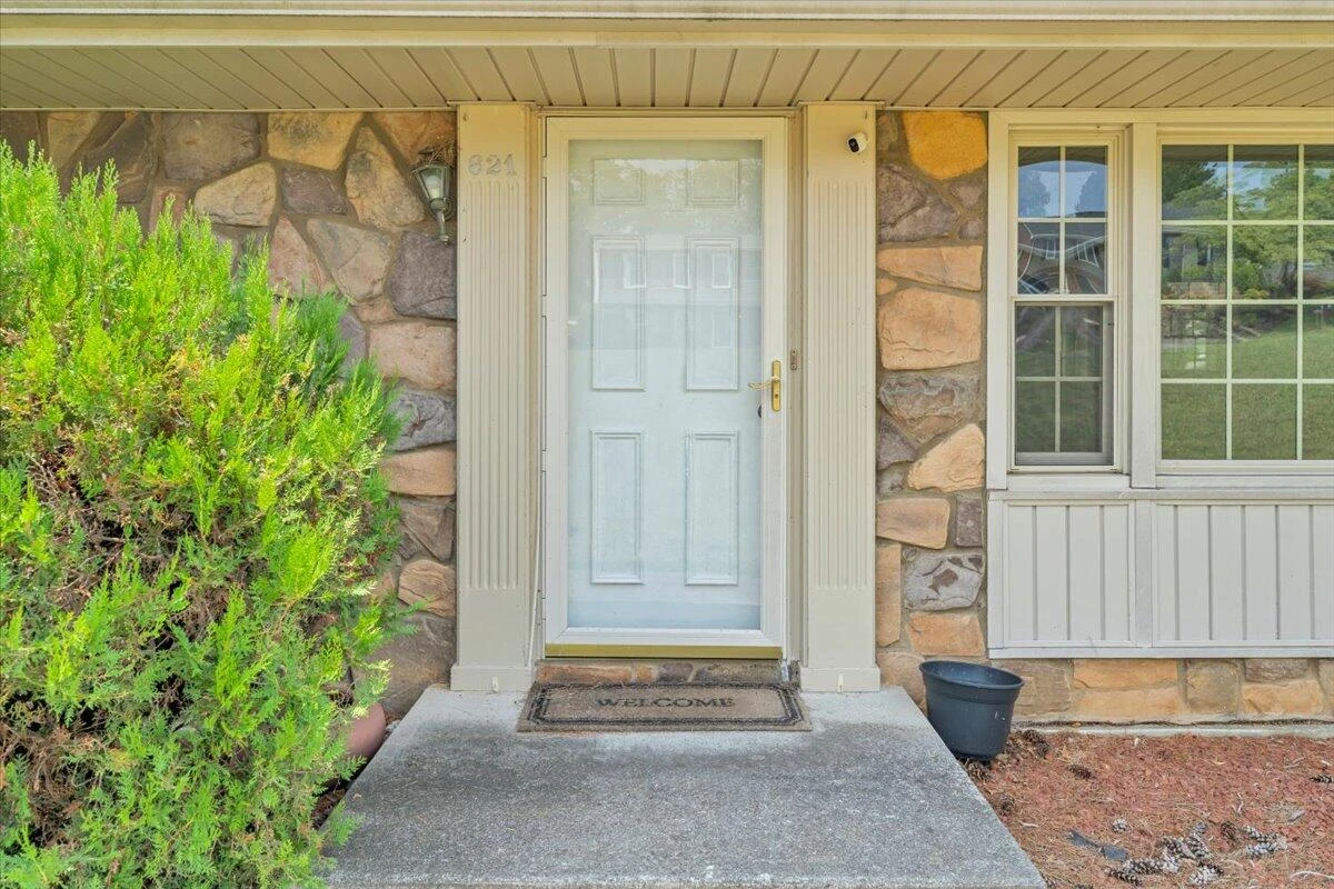 621 Bonnie LN - Photo 2
