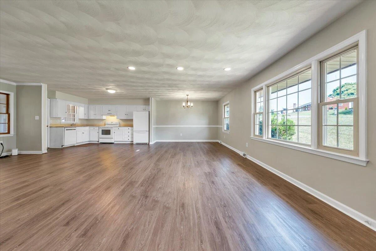 621 Bonnie LN - Photo 4