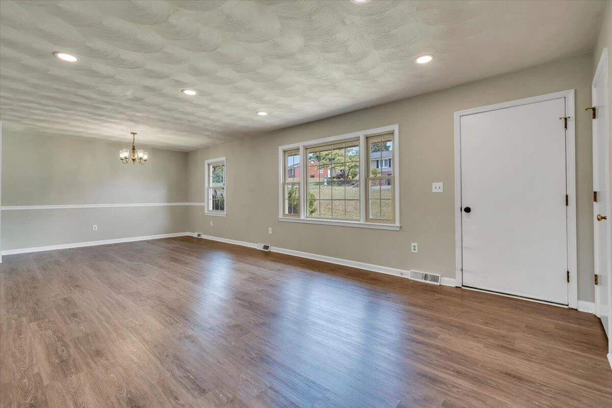 621 Bonnie LN - Photo 5