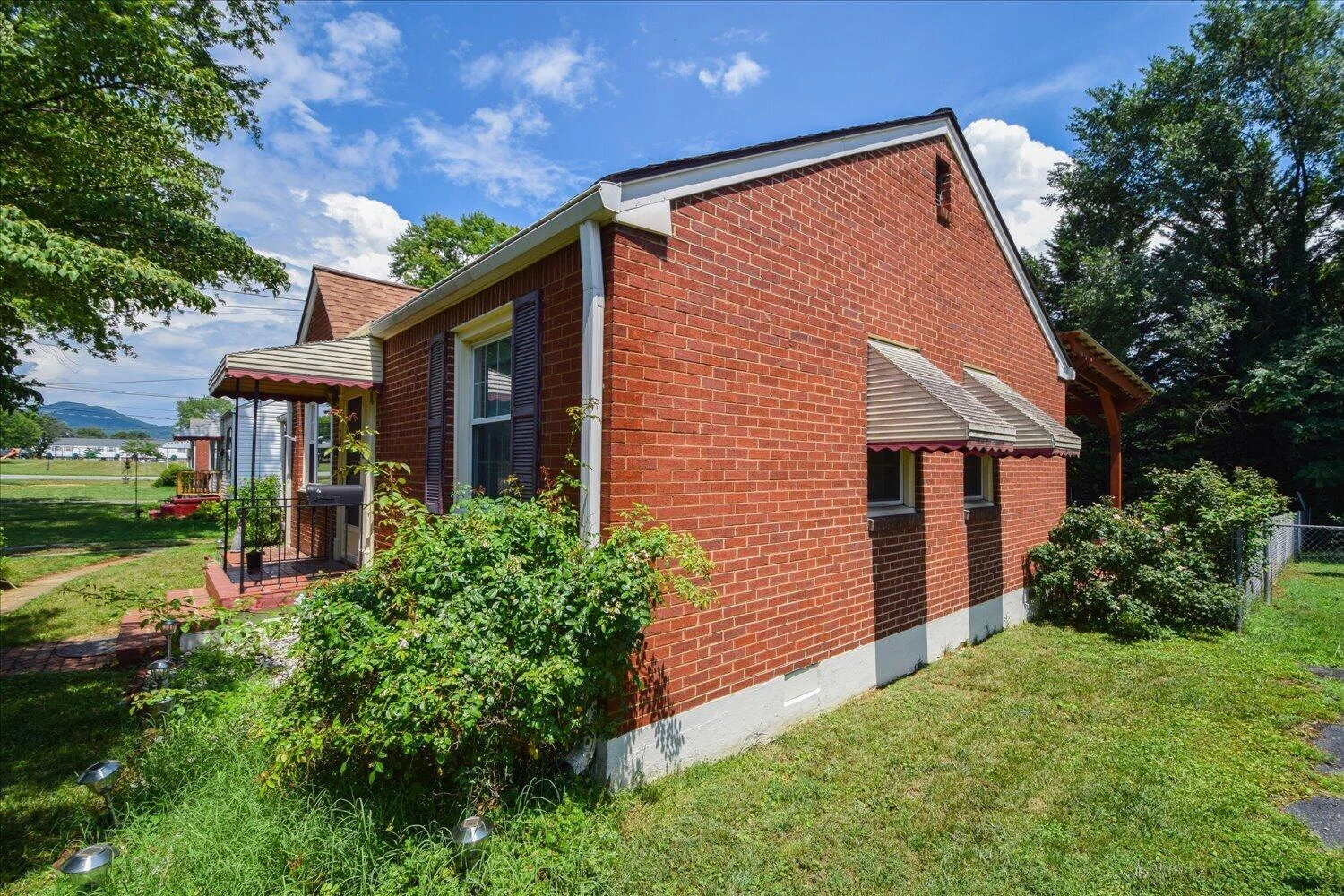 2527 Averett ST NW - Photo 17