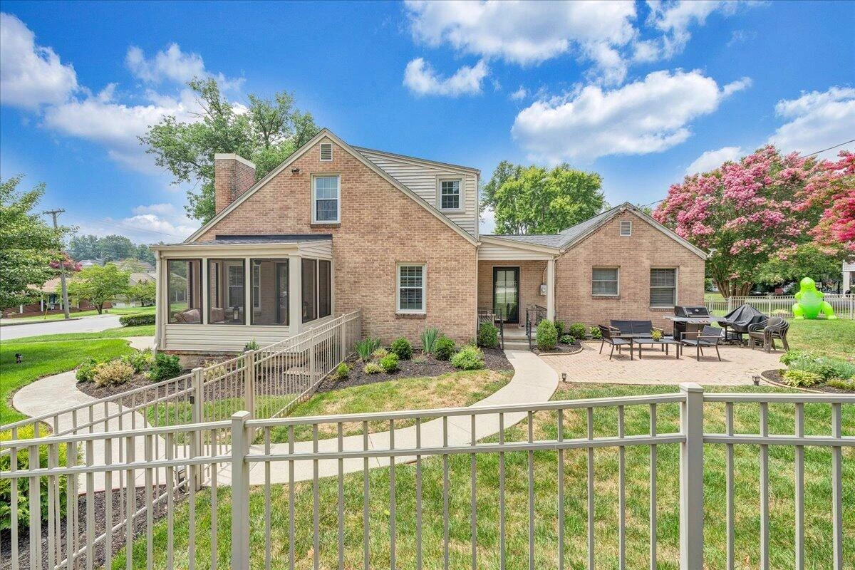 27 Hawthorn RD - Photo 4