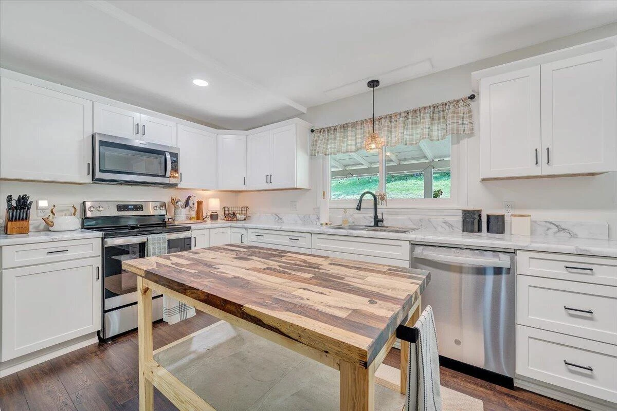 8580 Martins Creek RD - Photo 10