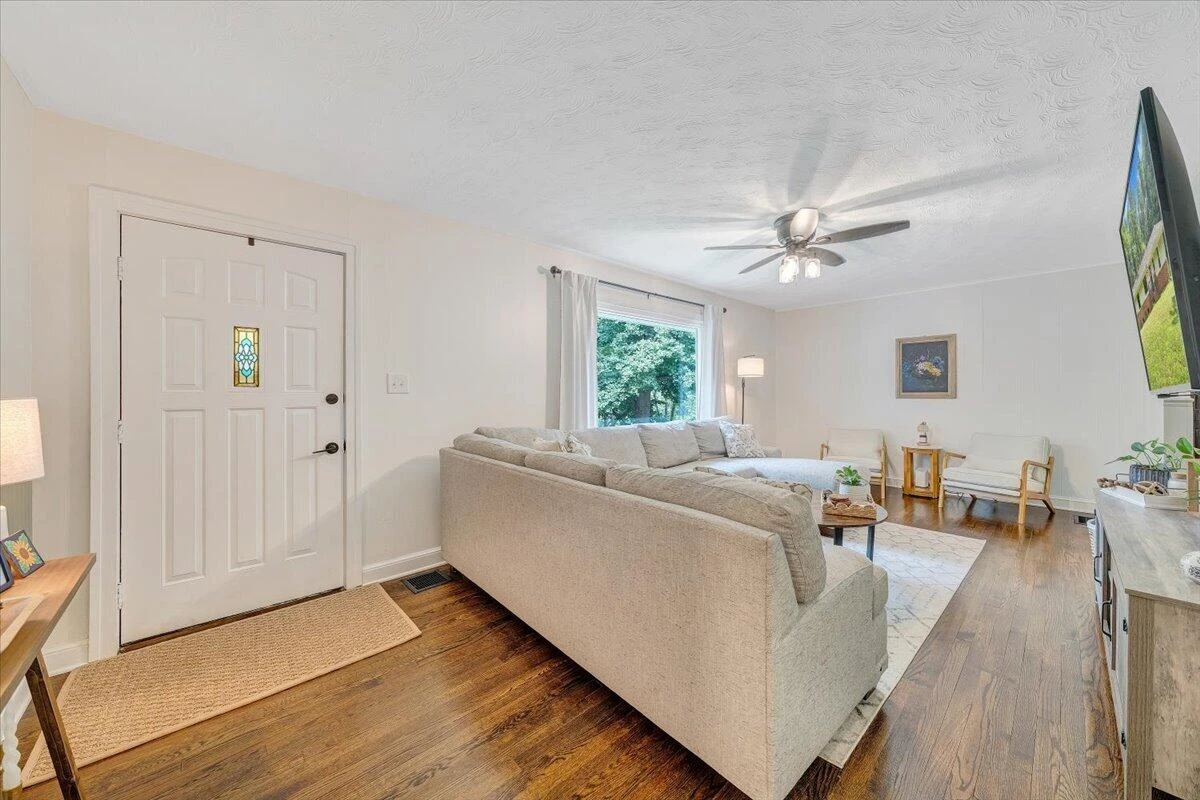 8580 Martins Creek RD - Photo 4