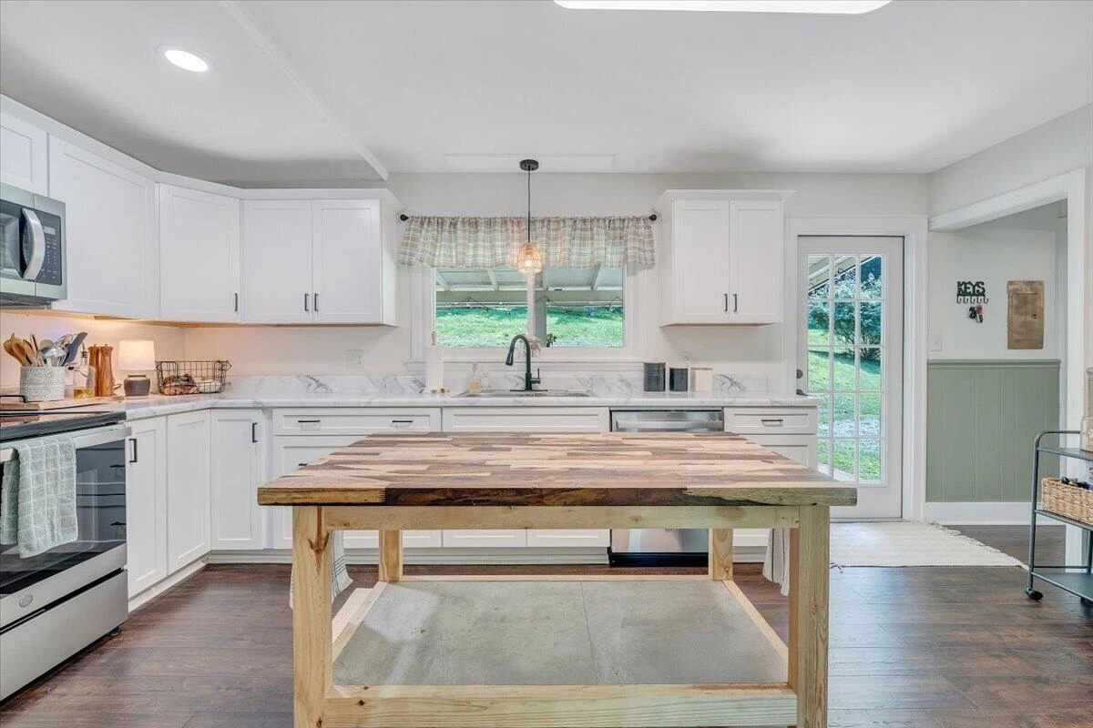 8580 Martins Creek RD - Photo 9