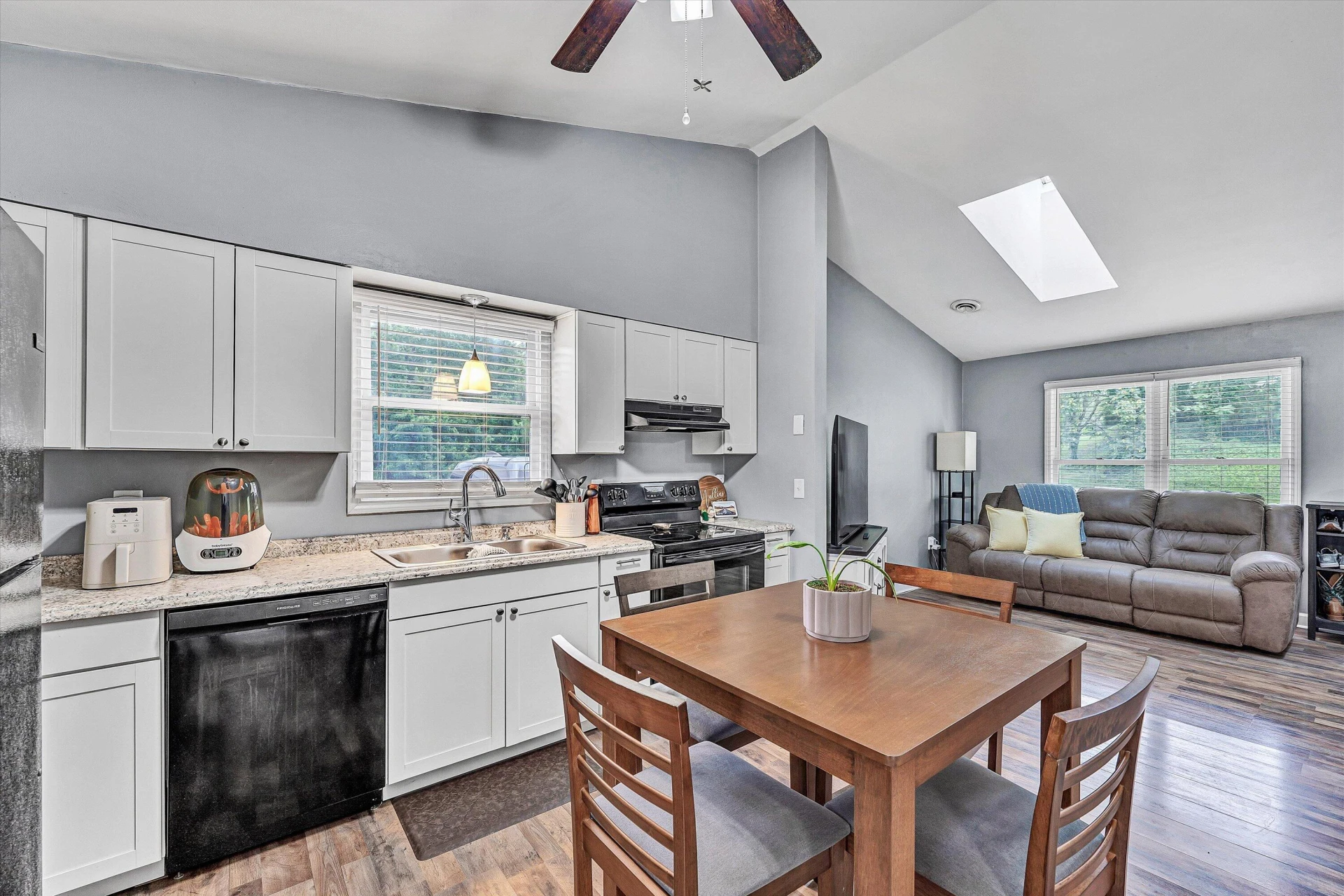 5011 Springfield AVE NW - Photo 8