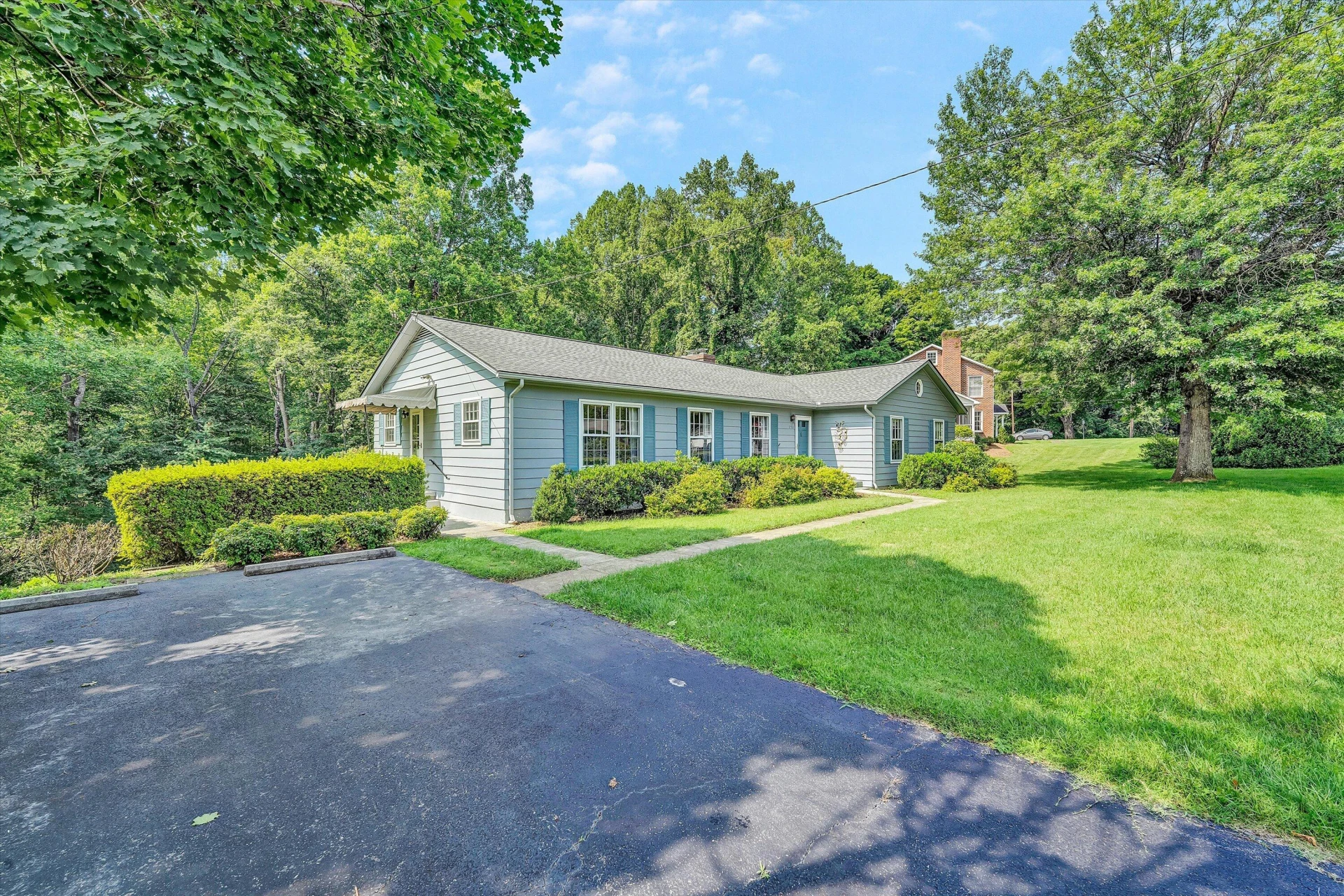 250 Knollwood DR