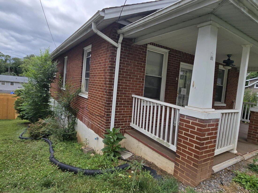 2303 King ST NE - Photo 2