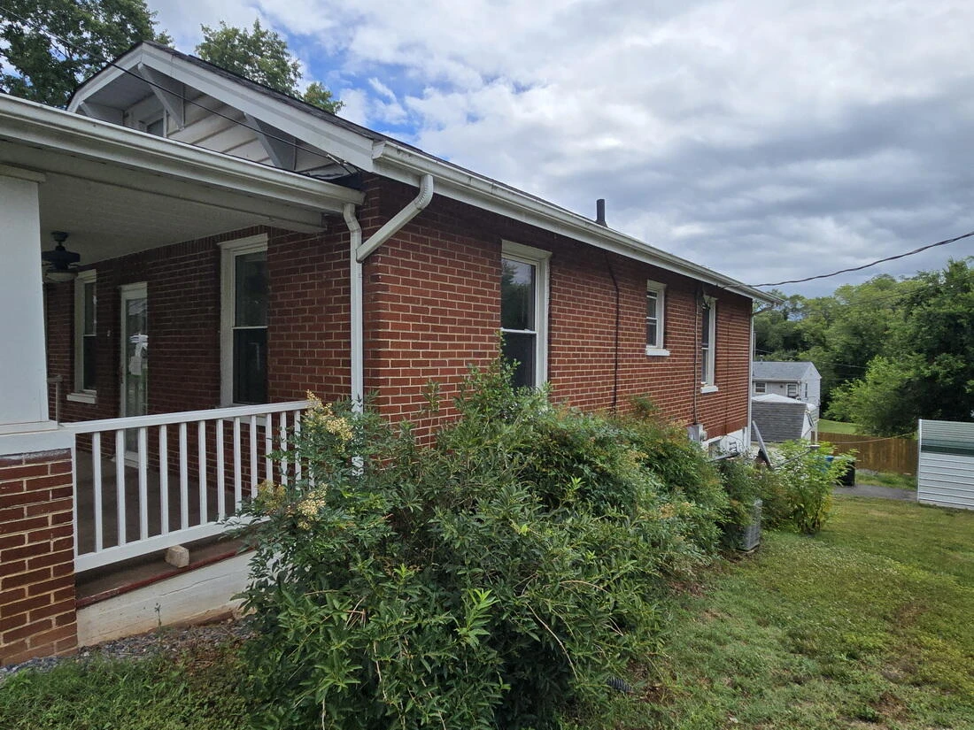 2303 King ST NE - Photo 3