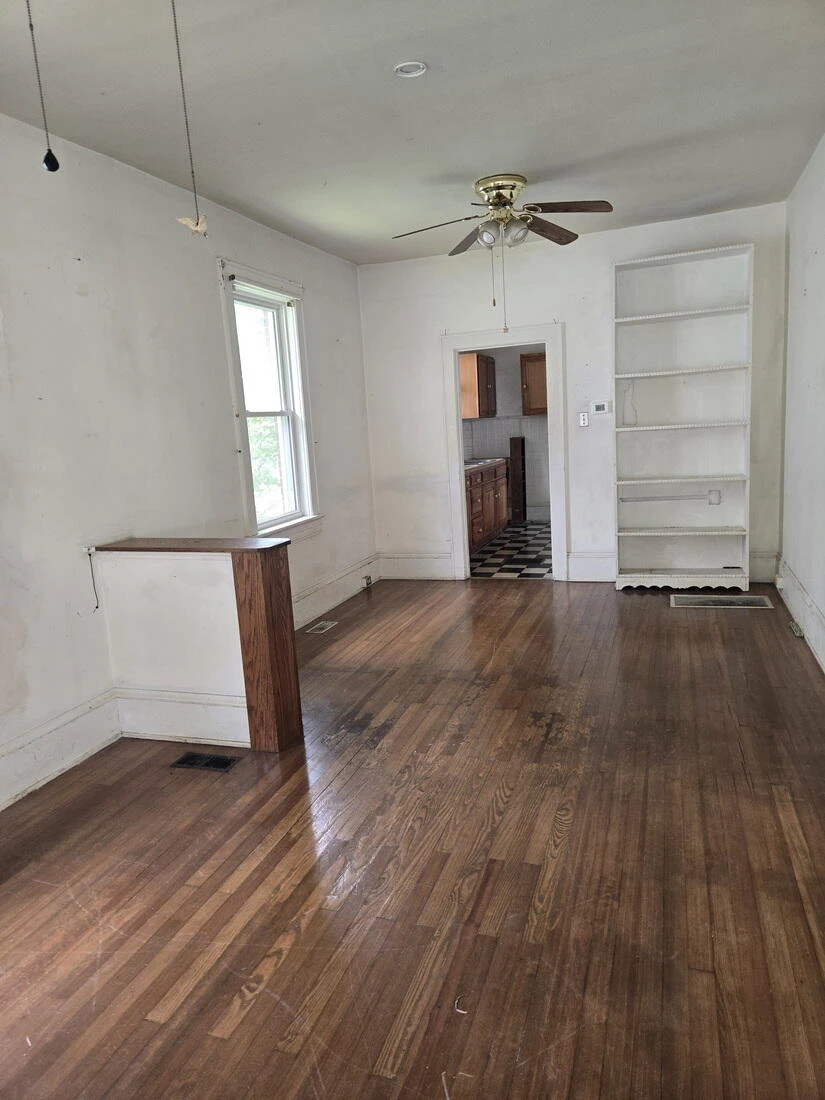 2303 King ST NE - Photo 4