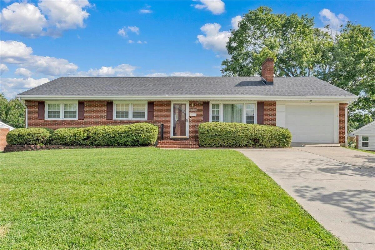 131 Maplelawn AVE NE